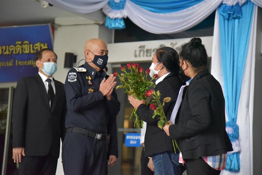 Director-General received flowers of appreciation from the Civil Society to Reform the Resources and Gold