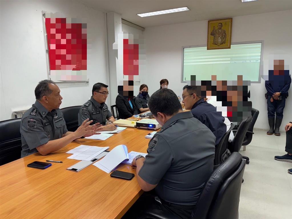 DSI visits Ayutthaya, searches illegally imported pork for further inspection