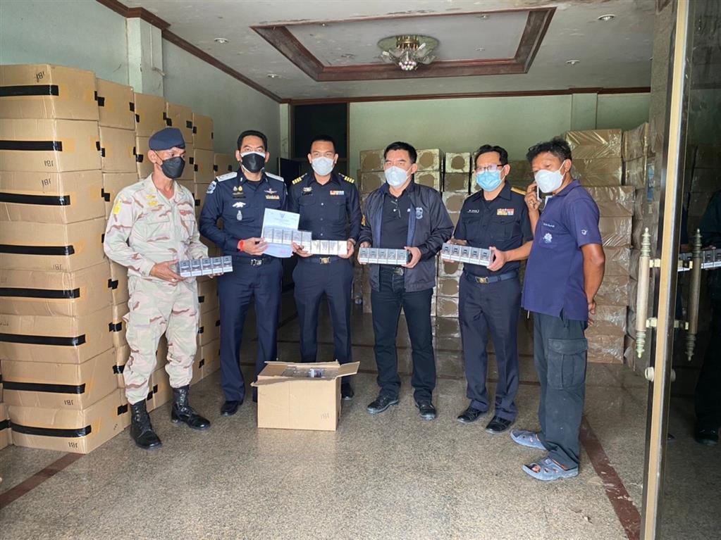 DSI joined forces with Excise Office Region 9, Regional Customs Office, and Songkhla Provincial Police to raid/seize illegal foreign cigarettes and liquor evading tax payment valued at 500 million baht damage